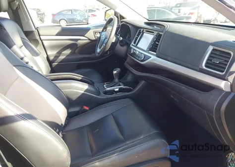 2018 Toyota Highlander Xle z USA, uszkodzony, nr VIN 5TDJZRFH1JS813390